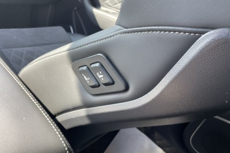 Used Hongqi HS7 2022 2.0T DCT Two-Wheel Drive Smart Connect Flagship Edition Five Seats Interior 1
