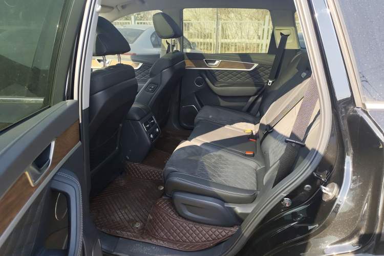 Used Hongqi HS7 2022 2.0T DCT Two-Wheel Drive Smart Connect Flagship Edition Five Seats Interior 4