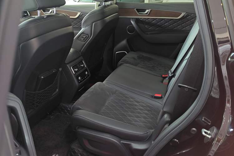Used Hongqi HS7 2022 2.0T DCT Two-Wheel Drive Smart Connect Flagship Edition Seven Seats Interior 4