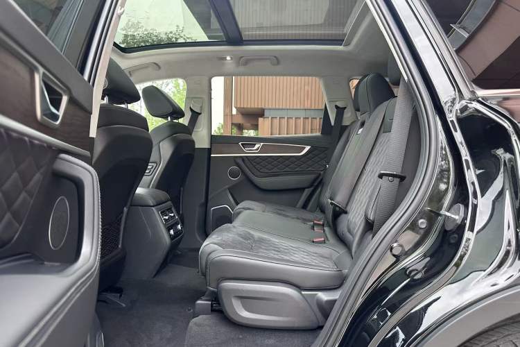 Used Hongqi HS7 2022 3.0T Automatic All-Wheel Drive ZhiLian Flagship Edition Five Seats Interior 4