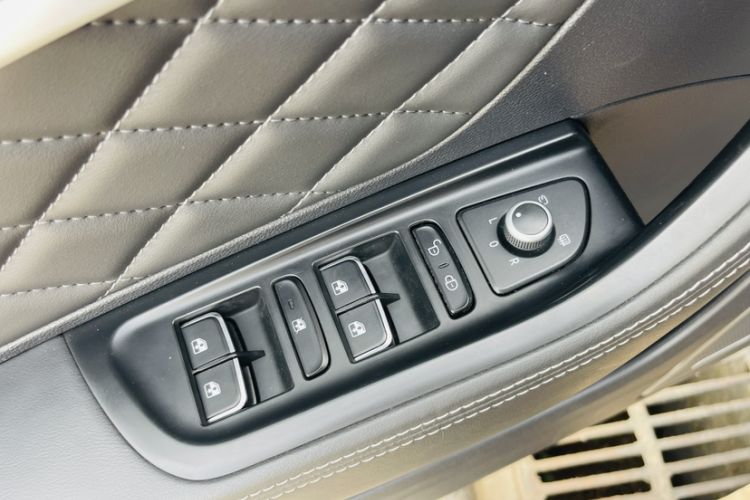 Used Hongqi HS7 2022 3.0T Automatic All-Wheel Drive ZhiLian Flagship Edition Five Seats Interior 5