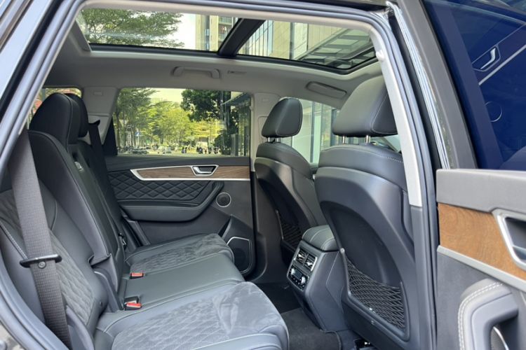 Used Hongqi HS7 2022 2.0T DCT Two-Wheel Drive Smart Connect Flagship Edition Seven Seats Interior 6