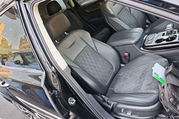 Used Hongqi HS7 2022 3.0T Automatic All-Wheel Drive ZhiLian Flagship Edition Five Seats Right Front Seat
