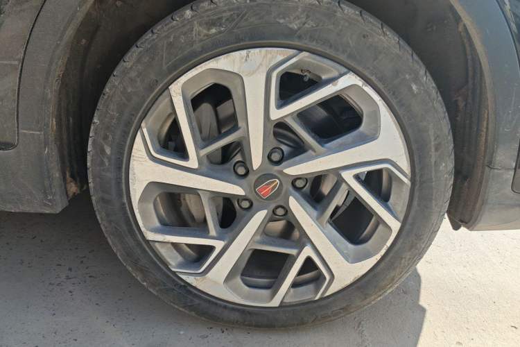 Used Hongqi HS7 2022 2.0T DCT Two-Wheel Drive Smart Connect Flagship Edition 7 Seats Right Front Wheel Hub
