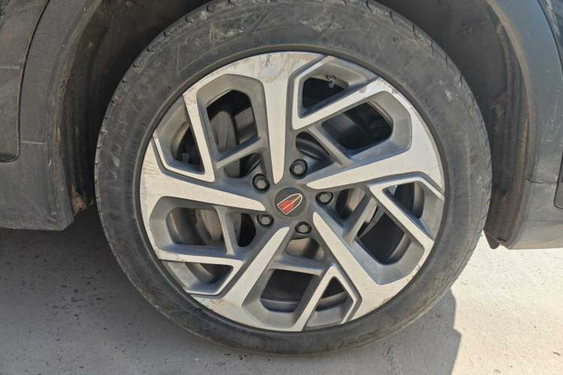 Used Hongqi HS7 2022 2.0T DCT Two-Wheel Drive Smart Connect Flagship Edition 7 Seats Right Front Wheel Hub