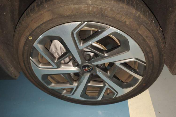 Used Hongqi HS7 2022 2.0T DCT Two-Wheel Drive Smart Connect Flagship Edition Five Seats Right Front Wheel Hub