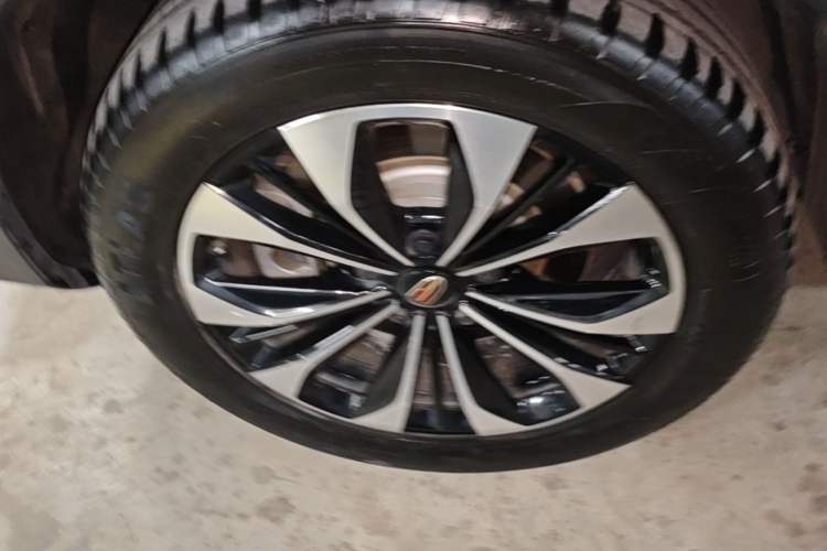 Used Hongqi HS7 2022 2.0T DCT Two-Wheel Drive Smart Connect Flagship Edition Seven Seats Right Rear Wheel Hub