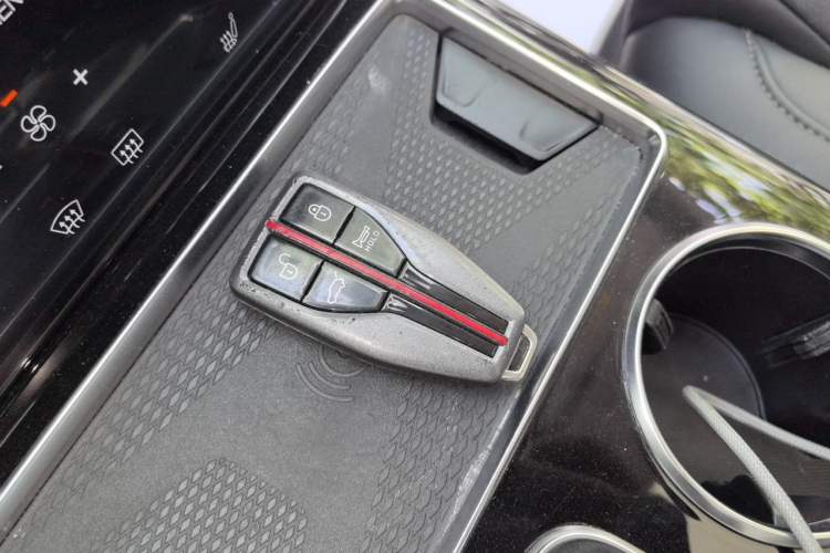 Used Hongqi HS7 2022 2.0T DCT Two-Wheel Drive Smart Connect Flagship Edition Seven Seats Vehicle Key