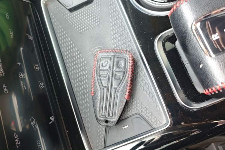 Used Hongqi HS7 2022 2.0T DCT Two-Wheel Drive Smart Connect Flagship Edition Seven Seats Vehicle Key