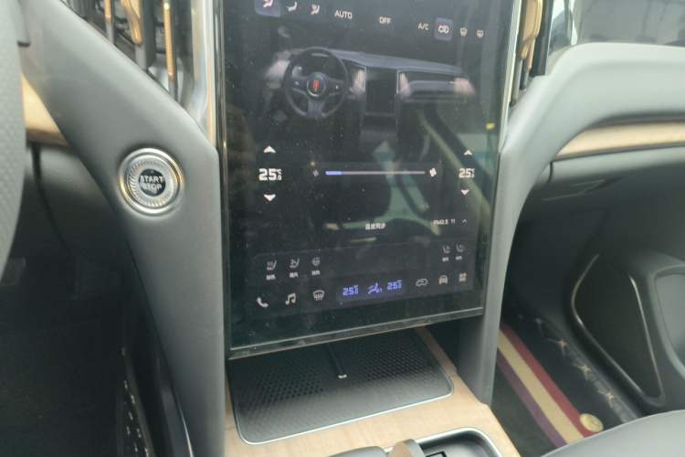 Used Hongqi HS7 2023 2.0T Automatic All-Wheel Drive Flagship Edition Six Seats Audio And AC Panel