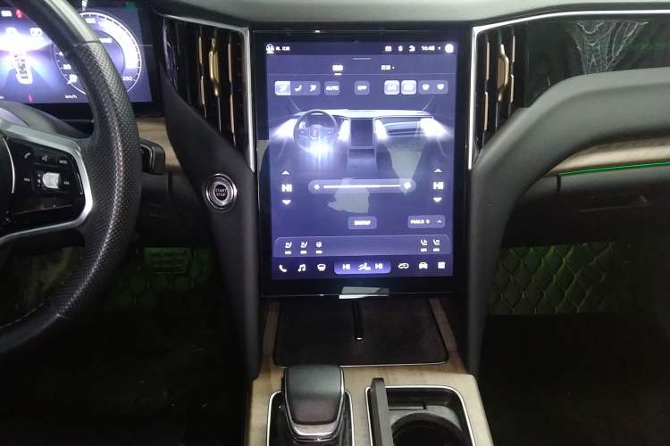 Used Hongqi HS7 2023 2.0T Automatic All-Wheel Drive Flagship Edition Six Seats Audio And AC Panel