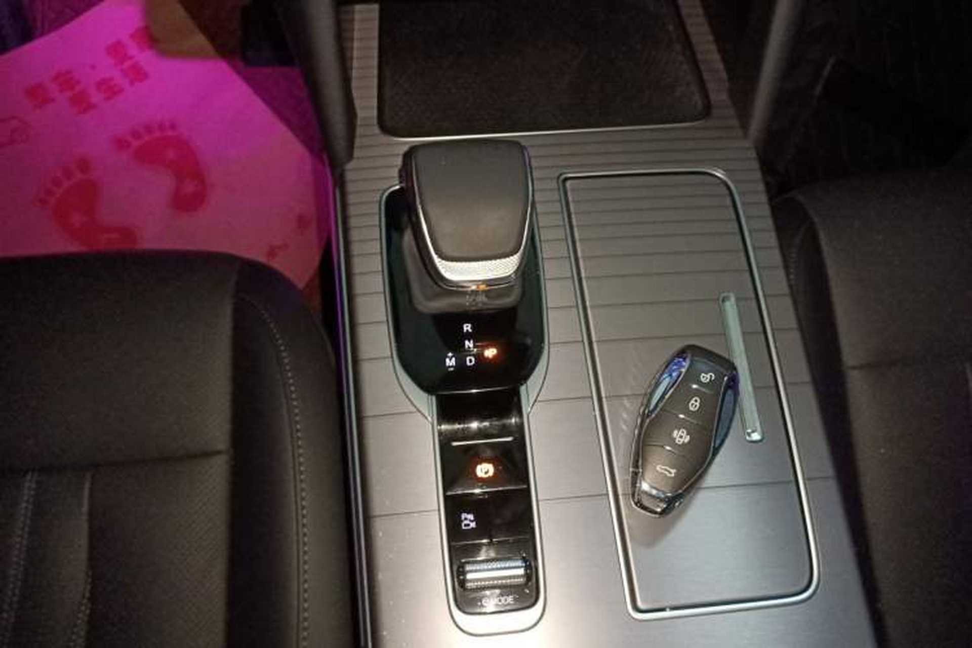 Used Hongqi HS7 2023 2.0T Automatic Two-Wheel Drive Flagship Edition Six Seats Gear Lever