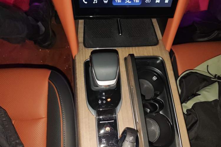 Used Hongqi HS7 2023 2.0T Automatic All-Wheel Drive Flagship Edition Six Seats Gear Lever