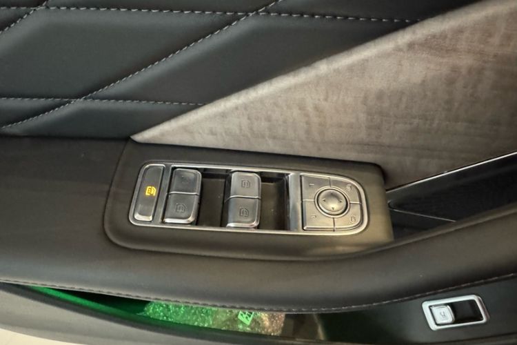 Used Hongqi HS7 2023 2.0T Automatic All-Wheel Drive Flagship Edition Six Seats Interior 1