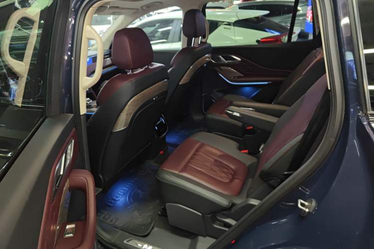 Used Hongqi HS7 2023 2.0T Automatic All-Wheel-Drive Flagship Edition Six Seats Interior 4