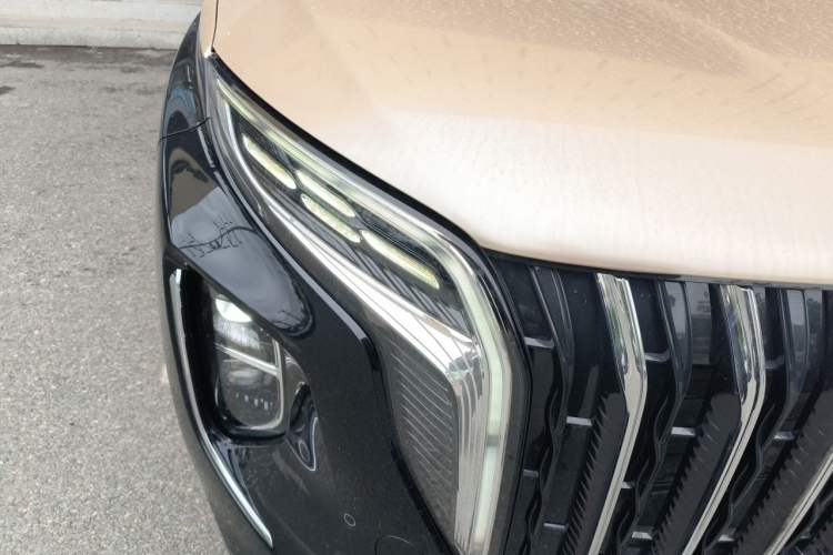 Used Hongqi HS7 2023 2.0T Automatic All-Wheel Drive Flagship Edition Six Seats Right Front Headlight