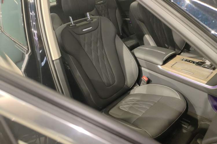 Used Hongqi HS7 2023 2.0T Automatic All-Wheel Drive Flagship Edition Six Seats Right Front Seat