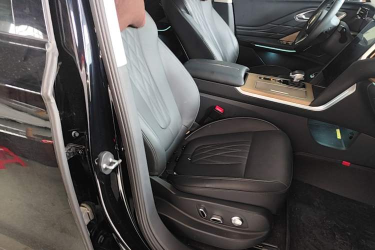 Used Hongqi HS7 2023 2.0T Automatic All-Wheel Drive Flagship Edition Six Seats Right Front Seat