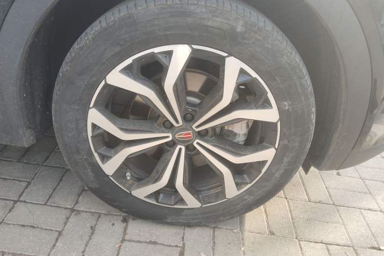 Used Hongqi HS7 2023 2.0T Automatic All-Wheel Drive Flagship Edition Six Seats Right Front Wheel Hub
