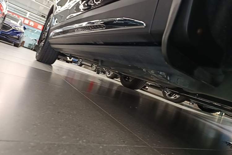 Used Hongqi HS7 2023 2.0T Automatic All-Wheel Drive Flagship Edition Six Seats Right Side Sill