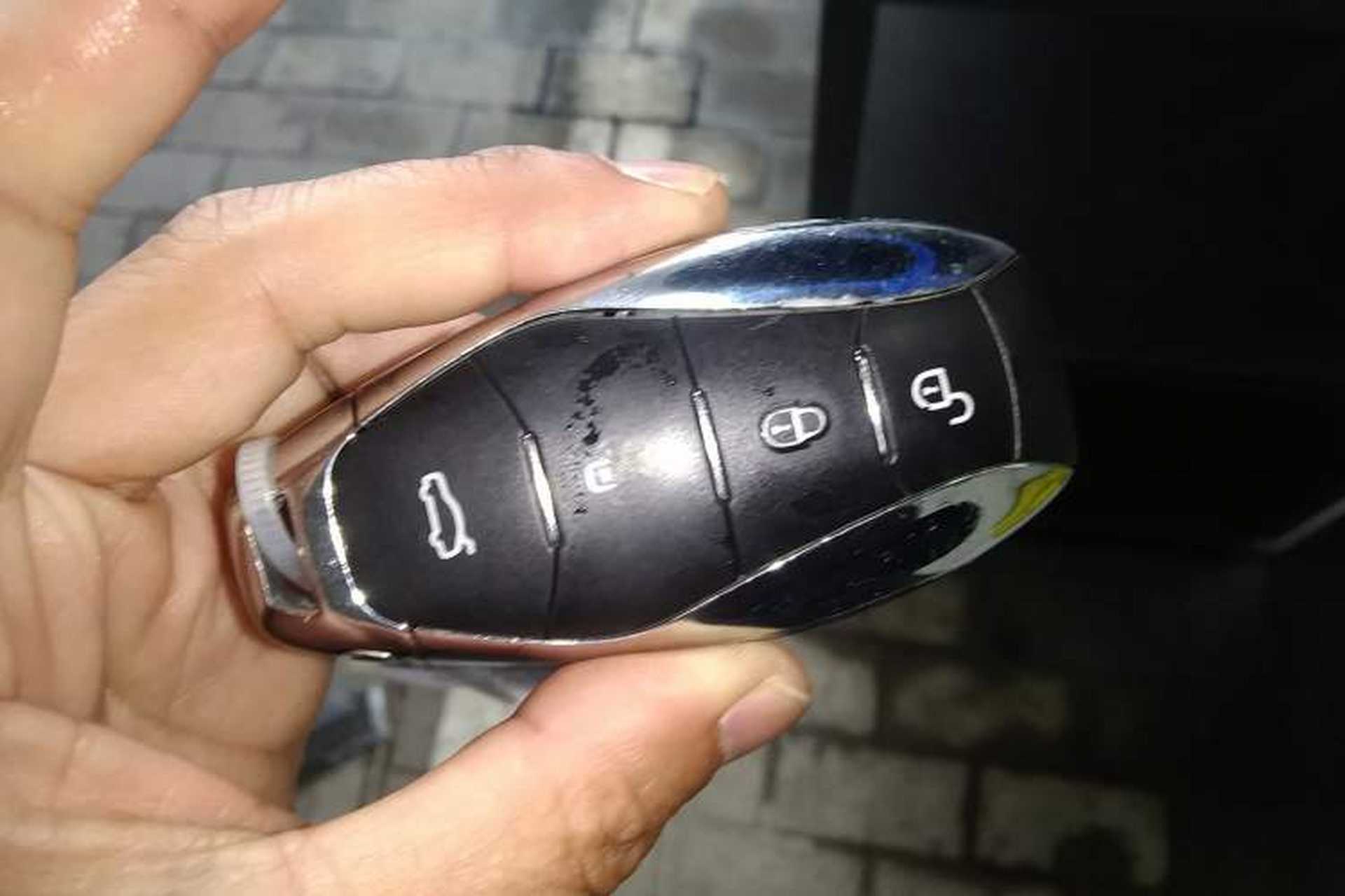 Used Hongqi HS7 2023 2.0T Automatic All-Wheel Drive Flagship Edition Six Seats Vehicle Key
