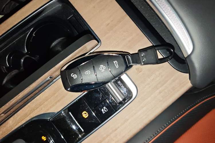 Used Hongqi HS7 2023 2.0T Automatic All-Wheel Drive Flagship Edition Six Seats Vehicle Key