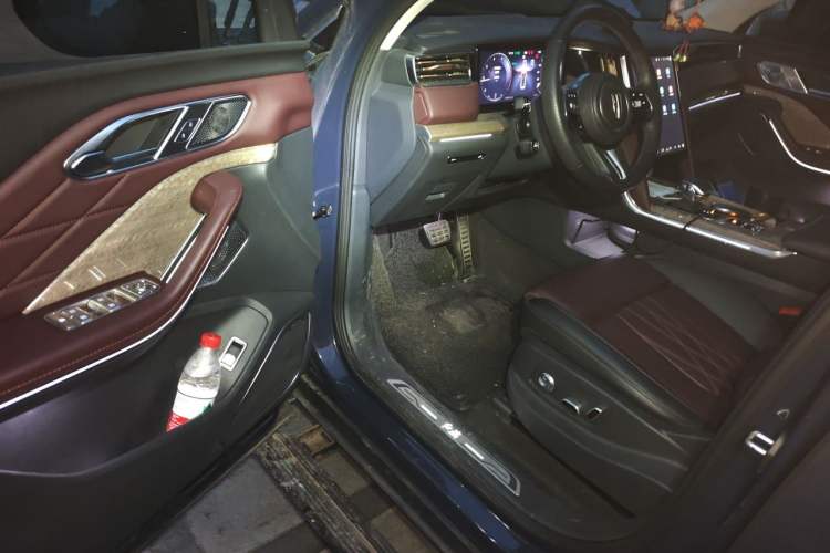 Used Hongqi HS7 2023 2.0T Automatic All-Wheel-Drive Flagship Edition Six Seats Driver Seat