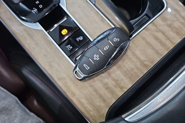 Used Hongqi HS7 2023 2.0T Automatic All-Wheel-Drive Flagship Edition Six Seats Interior 1