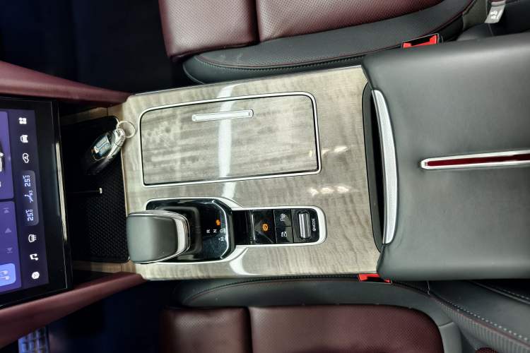 Used Hongqi HS7 2023 2.0T Automatic All-Wheel-Drive Flagship Edition Six Seats Interior 1