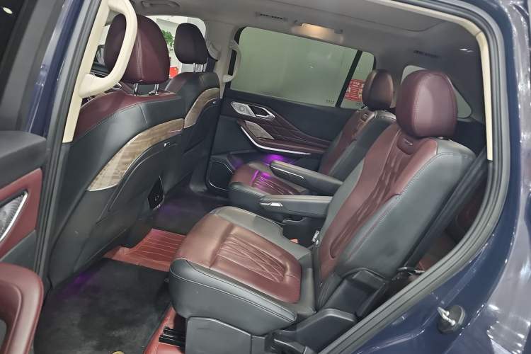 Used Hongqi HS7 2023 2.0T Automatic All-Wheel-Drive Flagship Edition Six Seats Interior 4