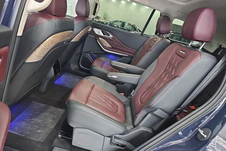 Used Hongqi HS7 2023 2.0T Automatic All-Wheel-Drive Flagship Edition Six Seats Interior 4