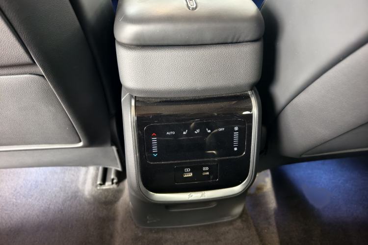 Used Hongqi HS7 2023 2.0T Automatic All-Wheel-Drive Flagship Edition Six Seats Interior 8