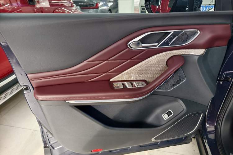 Used Hongqi HS7 2023 2.0T Automatic All-Wheel-Drive Flagship Edition Six Seats Interior 9
