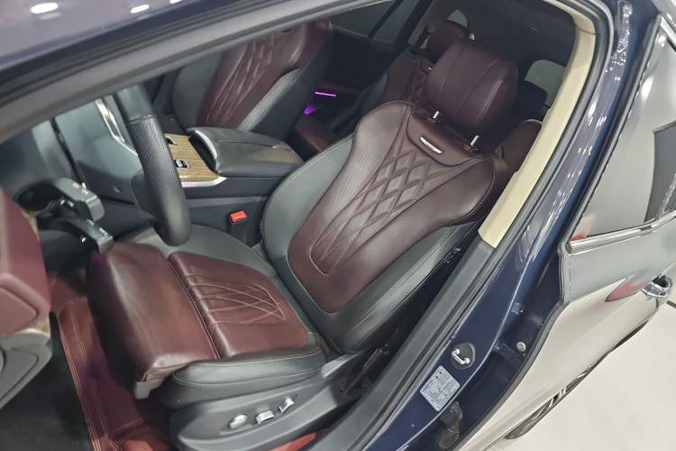 Used Hongqi HS7 2023 2.0T Automatic All-Wheel-Drive Flagship Edition Six Seats Left Front Seat