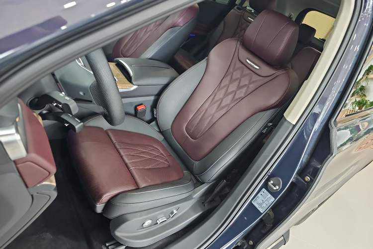Used Hongqi HS7 2023 2.0T Automatic All-Wheel-Drive Flagship Edition Six Seats Left Front Seat