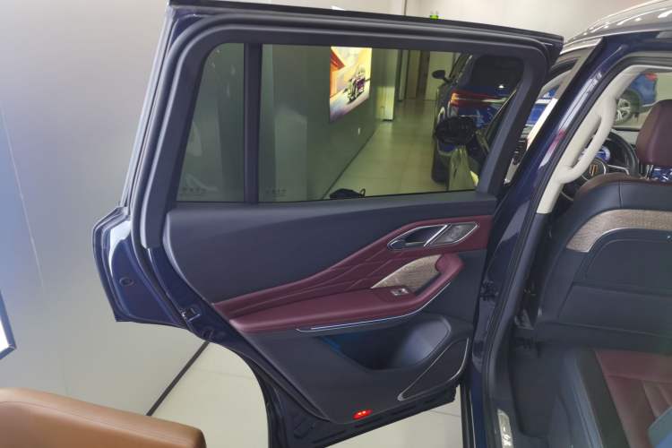 Used Hongqi HS7 2023 2.0T Automatic All-Wheel-Drive Flagship Edition Six Seats Left Rear Door Interior