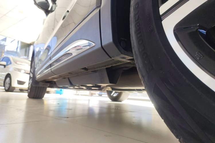 Used Hongqi HS7 2023 2.0T Automatic All-Wheel-Drive Flagship Edition Six Seats Left Side Sill