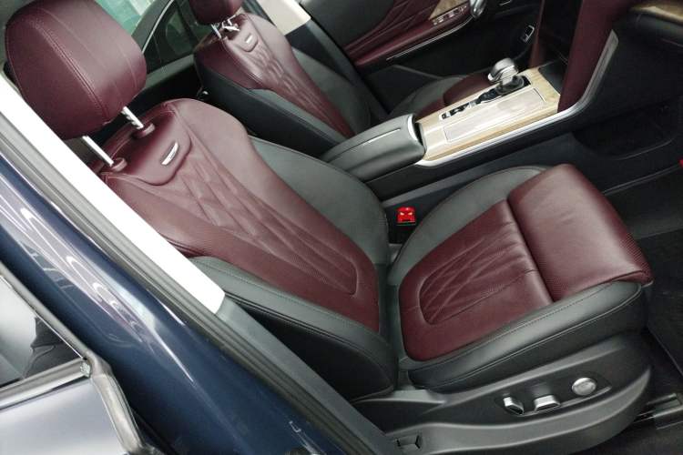 Used Hongqi HS7 2023 2.0T Automatic All-Wheel-Drive Flagship Edition Six Seats Right Front Seat