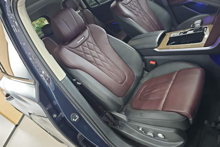 Used Hongqi HS7 2023 2.0T Automatic All-Wheel-Drive Flagship Edition Six Seats Right Front Seat
