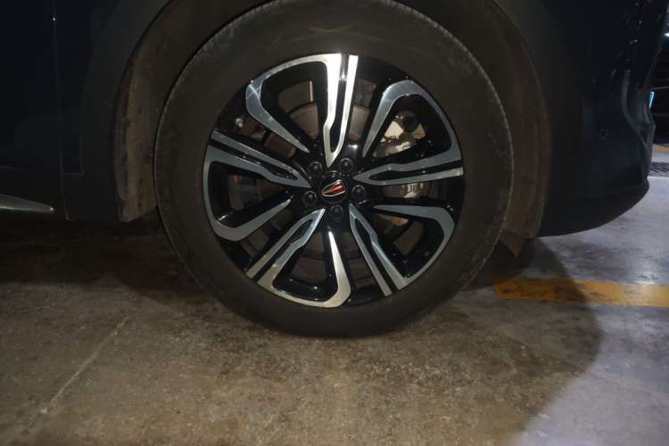 Used Hongqi HS7 2023 2.0T Automatic All-Wheel-Drive Flagship Edition Six Seats Right Front Wheel Hub