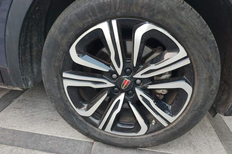 Used Hongqi HS7 2023 2.0T Automatic All-Wheel-Drive Flagship Edition Six Seats Right Front Wheel Hub