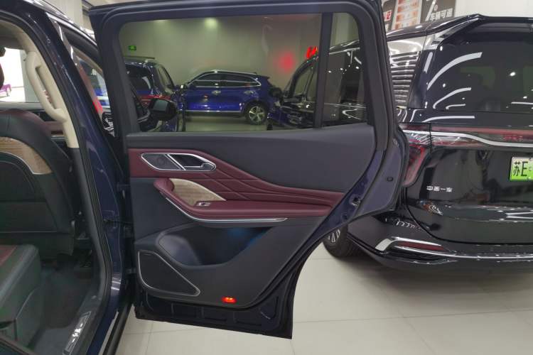 Used Hongqi HS7 2023 2.0T Automatic All-Wheel-Drive Flagship Edition Six Seats Right Rear Door Interior