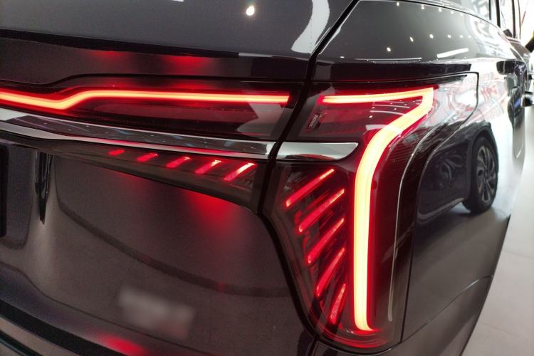 Used Hongqi HS7 2023 2.0T Automatic All-Wheel-Drive Flagship Edition Six Seats Right Rear Taillight