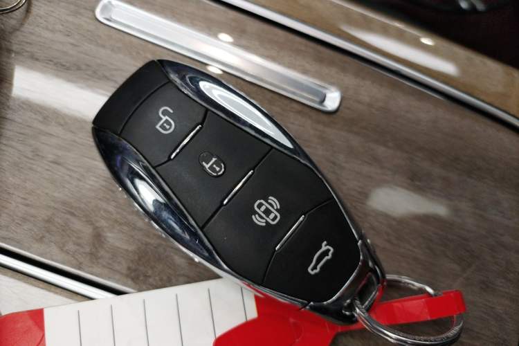 Used Hongqi HS7 2023 2.0T Automatic All-Wheel-Drive Flagship Edition Six Seats Vehicle Key