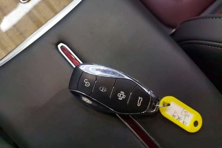 Used Hongqi HS7 2023 2.0T Automatic All-Wheel-Drive Flagship Edition Six Seats Vehicle Key