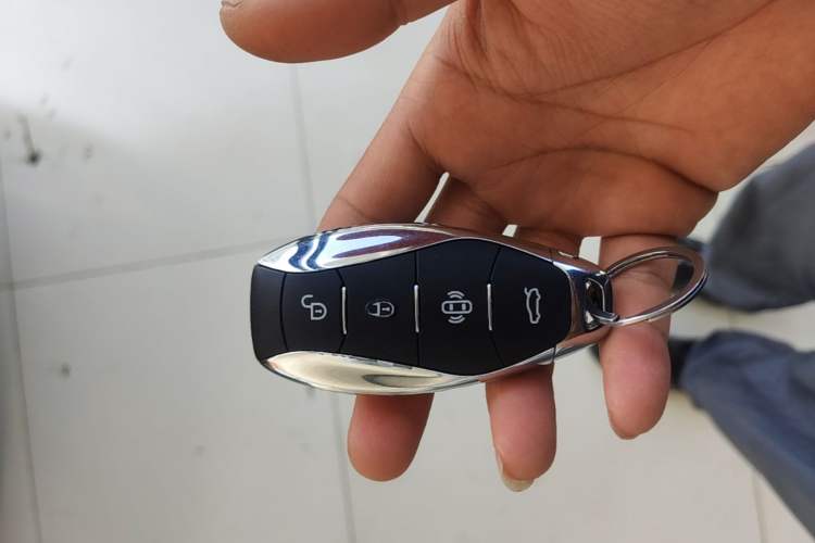 Used Hongqi HS7 2023 2.0T Automatic All-Wheel-Drive Flagship Edition Six Seats Vehicle Key