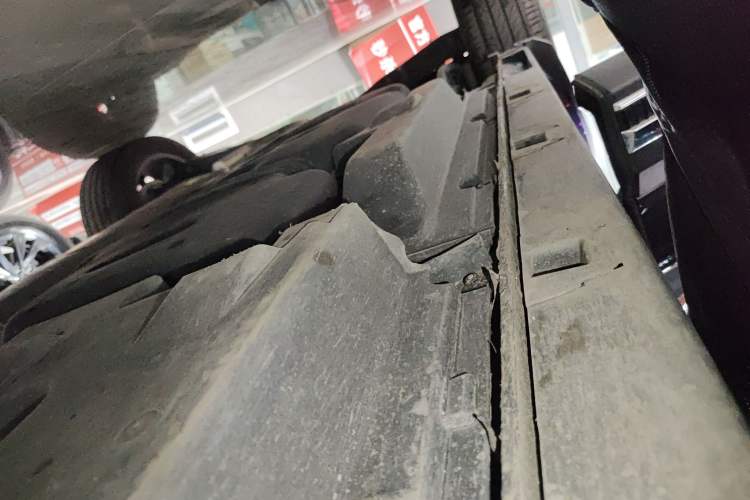 Used Hongqi HS7 2023 2.0T Automatic All-Wheel Drive Flagship Edition 7 Seats Right Side Sill