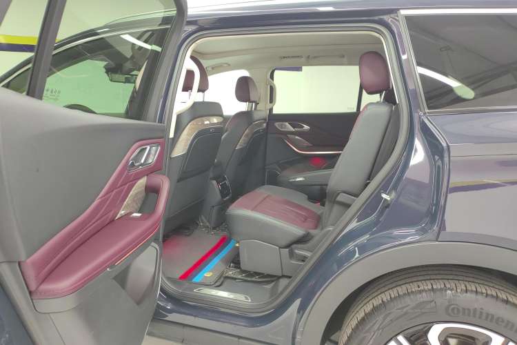 Used Hongqi HS7 2023 2.0T Automatic All-Wheel-Drive Flagship Edition Six Seats Right Rear Seat