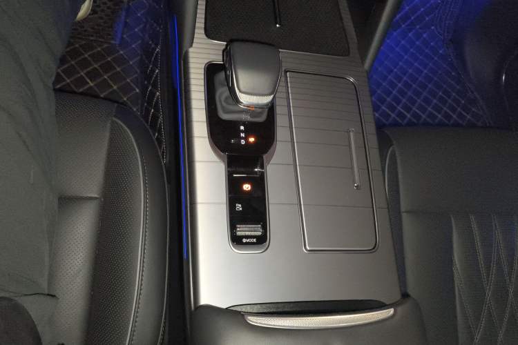 Used Hongqi HS7 PHEV 2024 2.0T PHEV Four-Wheel Drive Flagship Edition 6 Seats Gear Lever