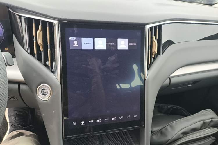 Used Hongqi HS7 PHEV 2024 2.0T PHEV Four-Wheel Drive Flagship Edition 6 Seats Audio And AC Panel